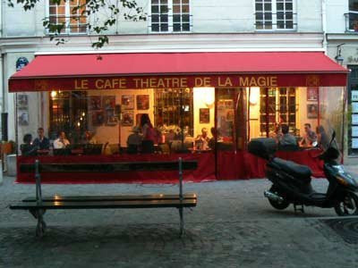 Le Double-Fond : un café-théâtre de magie emblématique dans le Marais