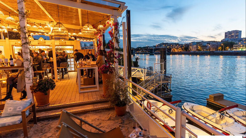 Polpo Plage, retour de la terrasse plage sur la Seine avec Marina et bateaux électriques