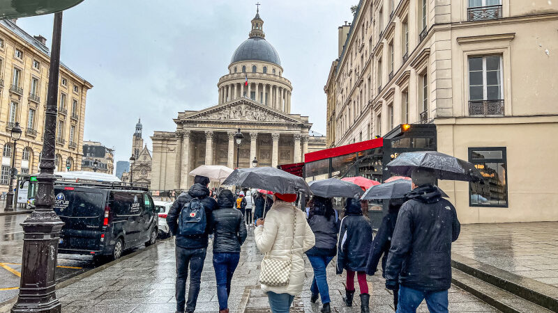 À quand la fin de la pluie à Paris ? Les estimations météorologiques pour le retour du soleil