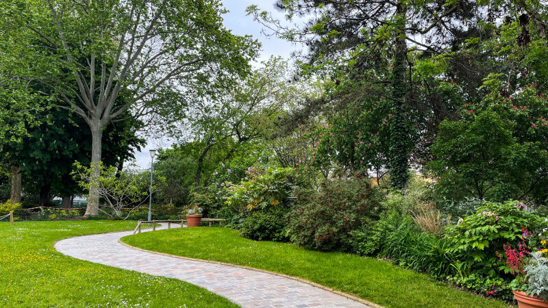 Le jardin Villemin, petit parc bucolique en bordure du Canal Saint-Martin