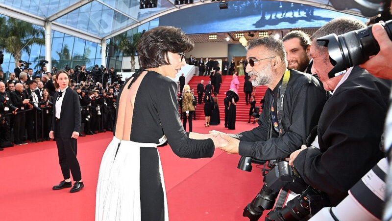 Rachida Dati, Ministre de la Culture, salue un photographe en pleine montée des marches à Cannes