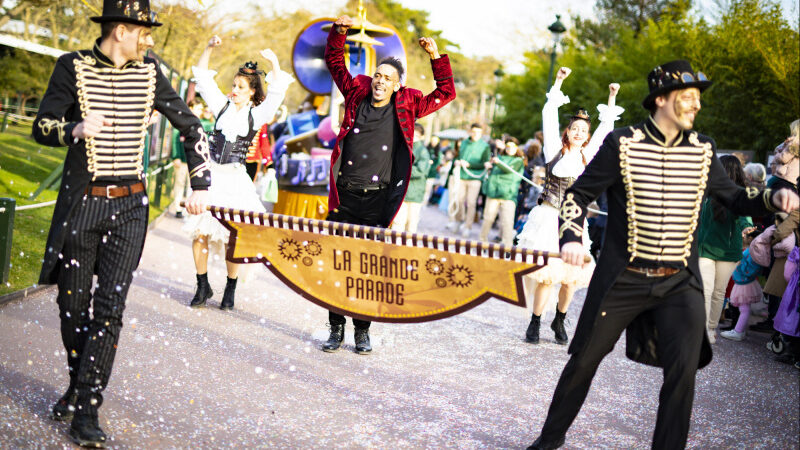 La Grande Parade avec danseurs et acrobates, revient au Jardin d’Acclimatation ce week-end !