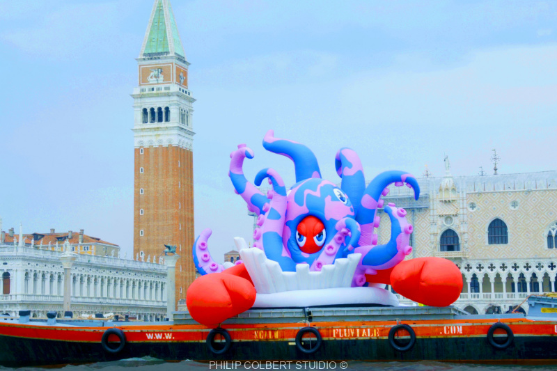 Les homards de l’artiste pop Philip Colbert envahissent la Station F pour une exposition insolite