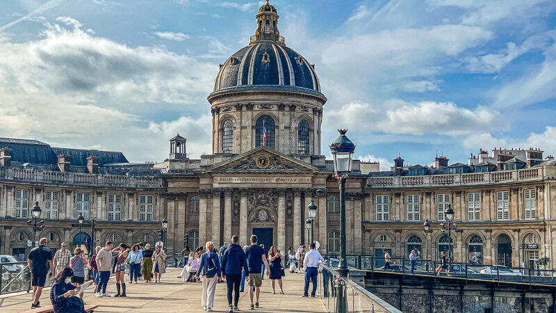 L’Institut de France, le lieu de culture par excellence au bout du Pont des Arts