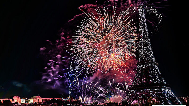 Insolite : un feu d’artifice tiré à Saint-Ouen-sur-Seine (93), le samedi 14 septembre