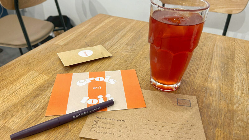 Café Pli : un concept de coffee shop inspirant où s’envoyer une lettre dans le futur