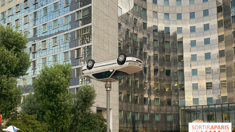 Le saviez-vous ? Une voiture à l’envers trône sur un lampadaire à La Défense !