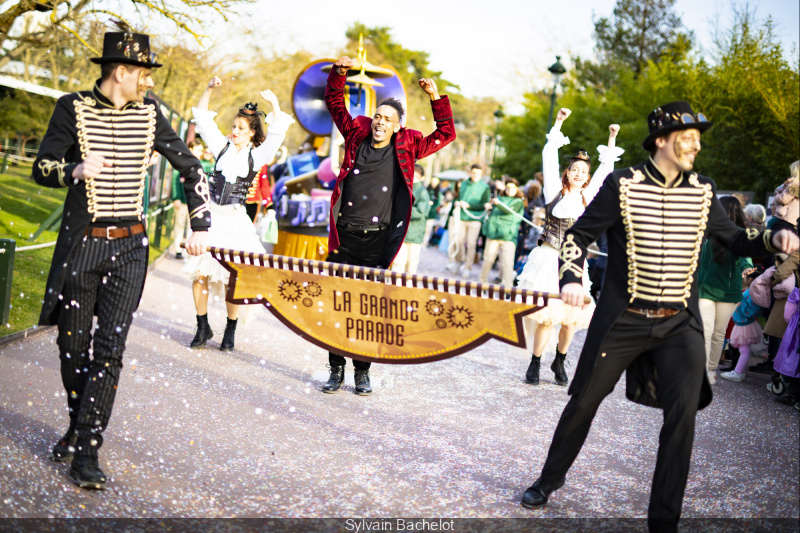 Grande Parade de septembre 2024 au Jardin d’Acclimatation avec danseurs et acrobates