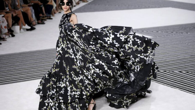 Paris Fashion Week : les images du défilé Giambattista Valli Prêt-à-Porter Printemps-Été 2025