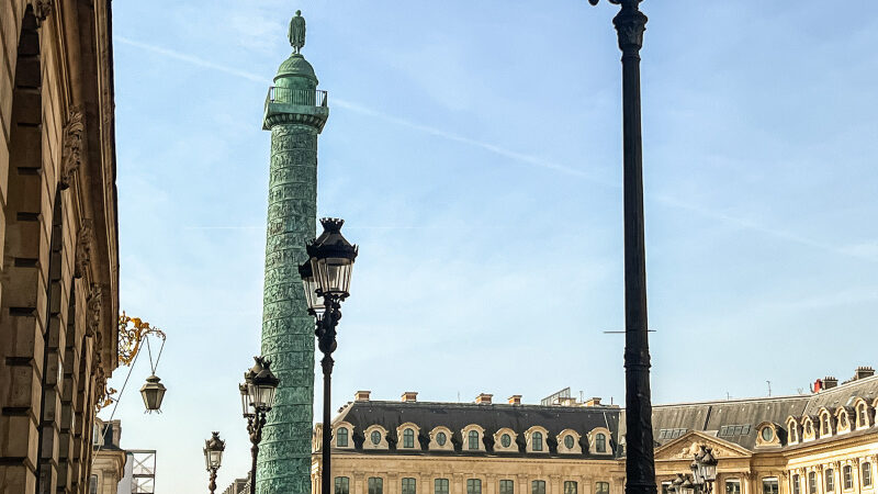 Art Basel Paris 2024 : des champignons géants décorent la place Vendôme