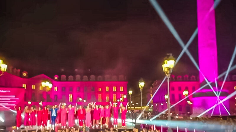 Octobre Rose 2024 : le spectacle gratuit sur la Place Vendôme à Paris en vidéo