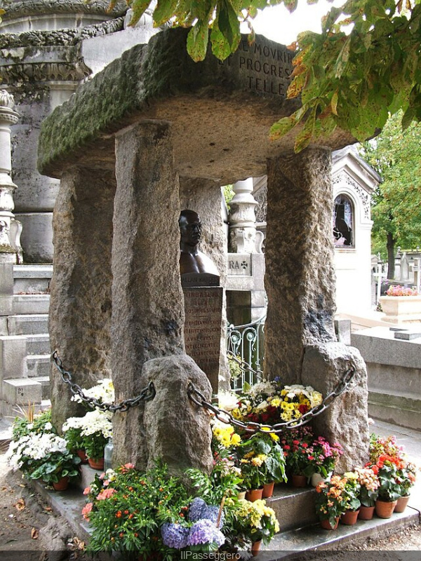 Cette tombe en forme de dolmen est la plus fleurie du cimetière du Père Lachaise : voici sa légende