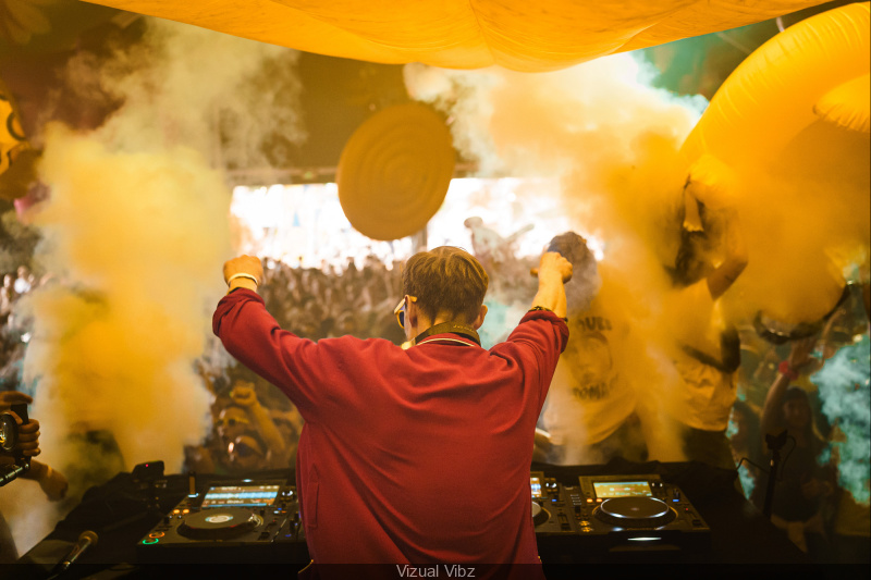 Raclette et DJ set, un festival électro-fromage insolite s’empare d’un hippodrome près de Paris