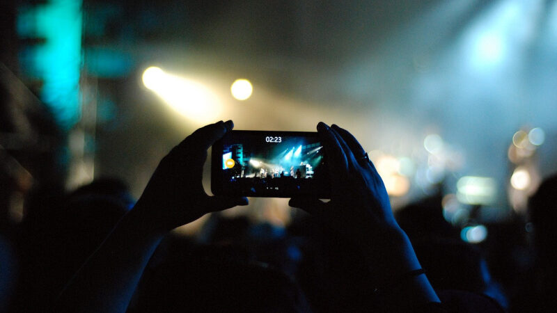 Ghost, Bob Dylan… ces groupes et artistes qui interdisent les téléphones en concert