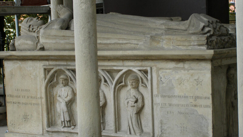 Héloïse & Abélard, plus vieux résidents du Père Lachaise : l’Histoire du Roméo & Juliette parisien