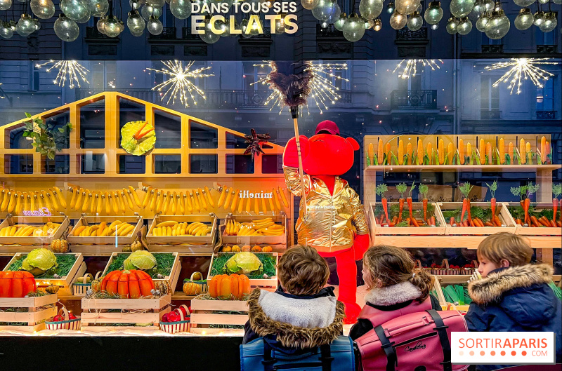 Les vitrines de Noël 2024 du Bon Marché : des créatures joueuses & colorées illuminent Paris la nuit