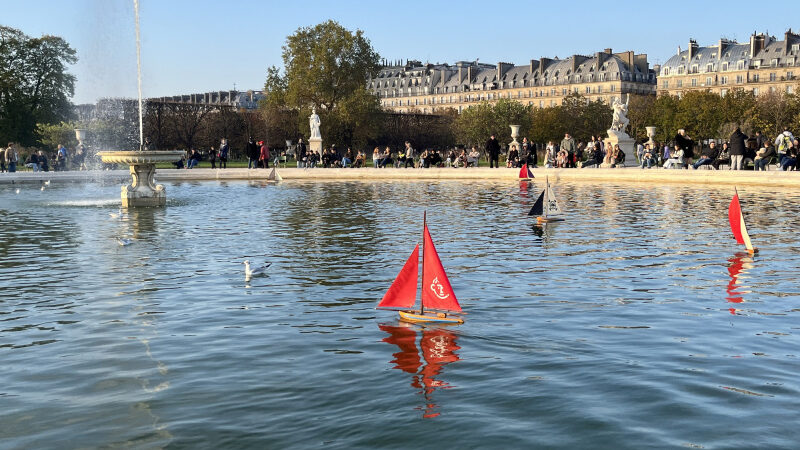 Les Petits Bateaux du Jardin des Tuileries, les voiliers ludiques à faire voguer sur le grand bassin