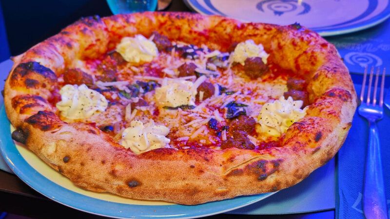 La Vittoria, la pizza Napolitaine aux boulettes de bœuf addictive à Paris