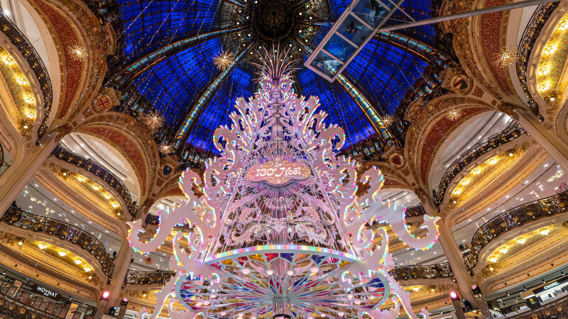 Inauguration des vitrines et du sapin de Noël des Galeries Lafayette 2024 avec Vianney en showcase