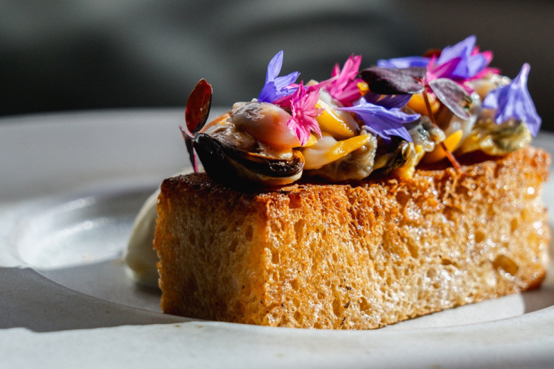 Un menu éphémère ‘Emily in Paris’ par le chef Thibaut Spiwack au restaurant étoilé Anona