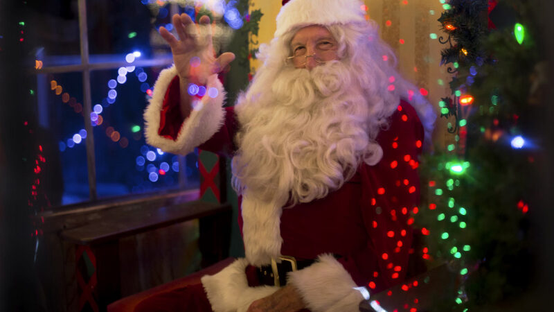 Paris : un rassemblement de Pères et Mères Noël au sommet de la tour Montparnasse