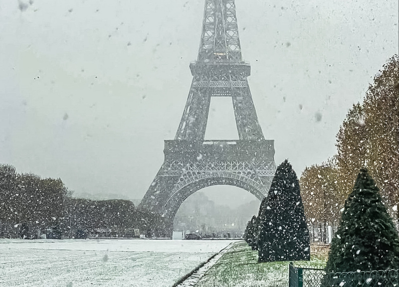 Neige à Paris : la Tour Eiffel fermée jusqu’à vendredi après-midi