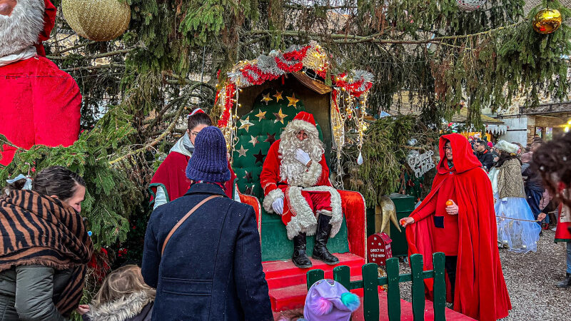 Où faire des photos avec le Père Noël en 2024 : les lieux où rencontrer Santa-Claus à Paris