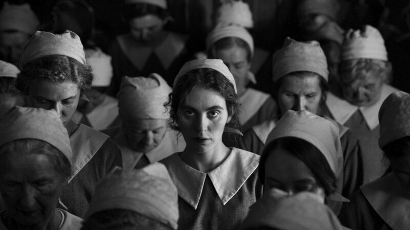 La Jeune femme à l’aiguille : un drame poignant dans le Copenhague de 1918