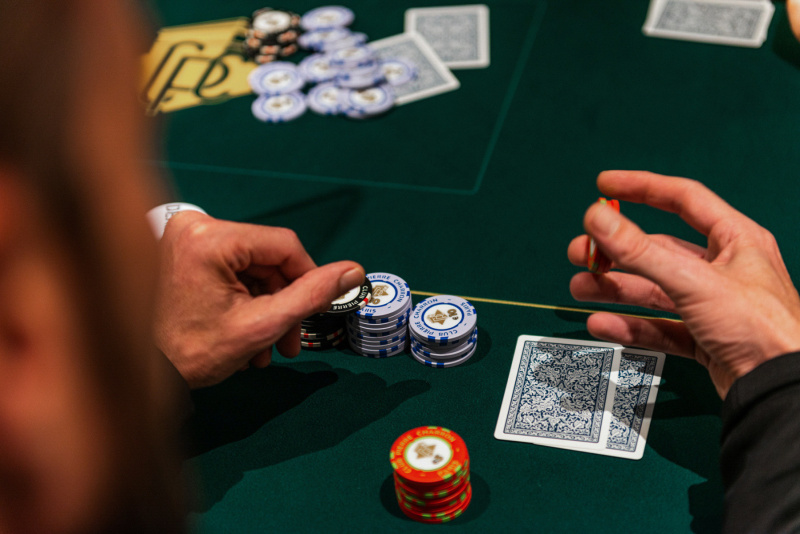 Paris : Annulation du plus grand tournoi de poker français liée à la crise gouvernementale