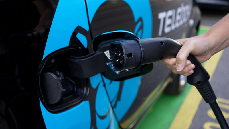 La première station-service 100% électrique, inaugurée Porte de Saint-Ouen à Paris