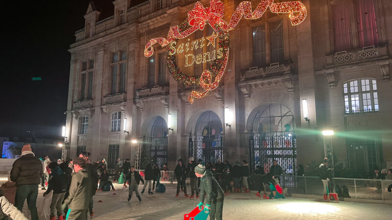 Patinoire et piste de luge géante au marché de Noël de Saint-Denis, sur le parvis de la basilique