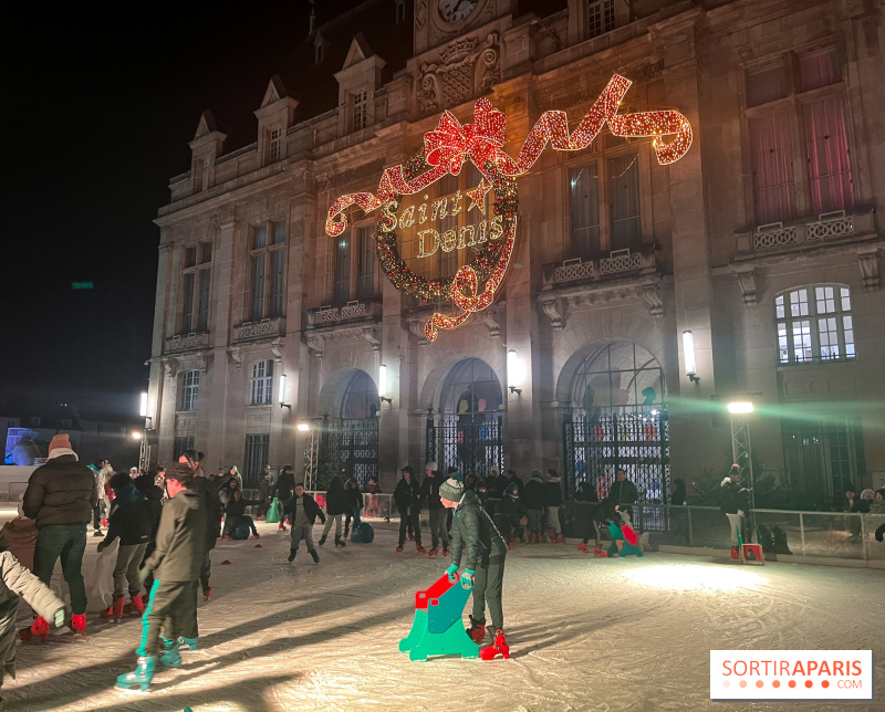 Patinoire et piste de luge géante au marché de Noël de Saint-Denis, sur le parvis de la basilique