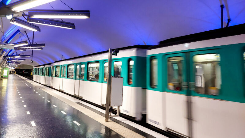 Animations de Noël dans le métro : la station Glacière se transforme en station de ski